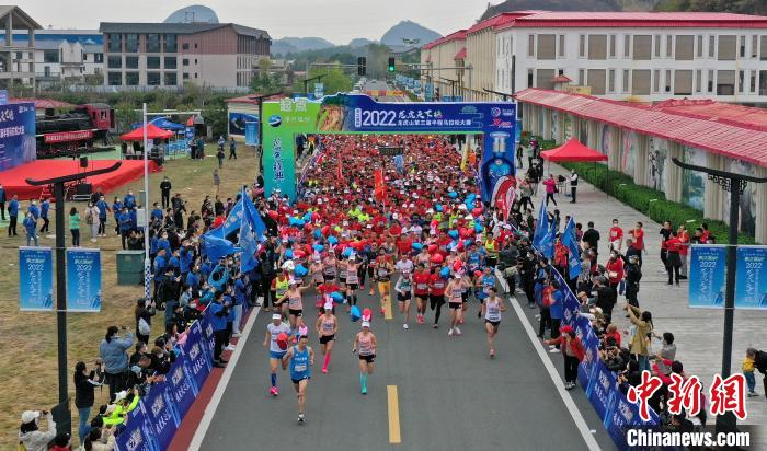 2022年龙虎山半程马拉松开赛：选手们奔跑在丹山