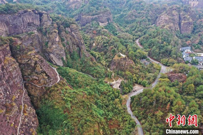 2022年龙虎山半程马拉松开赛：选手们奔跑在丹山