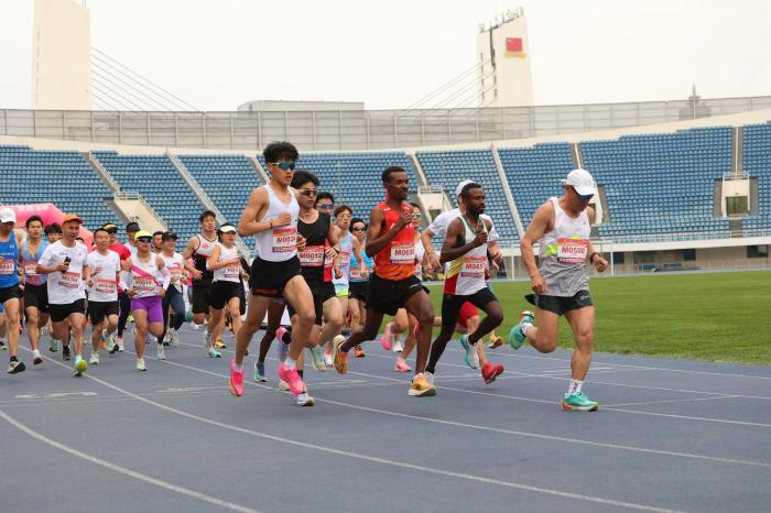 国家奥体杯十公里精英赛正式开跑，超800名跑者