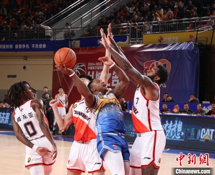 新疆主场击败江苏，五名年轻球员得分上双崭露