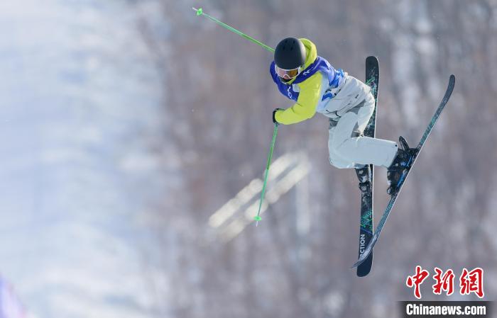 18岁扎兰屯少年杨昊勇夺十四冬自由式滑雪大跳台