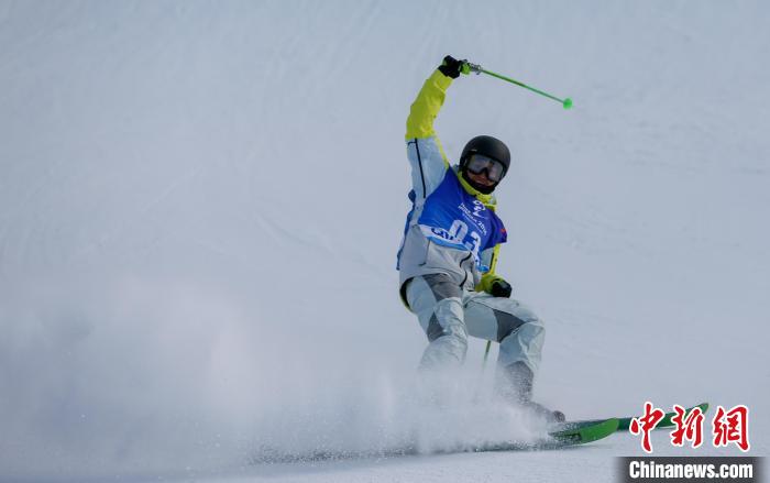 18岁扎兰屯少年杨昊勇夺十四冬自由式滑雪大跳台