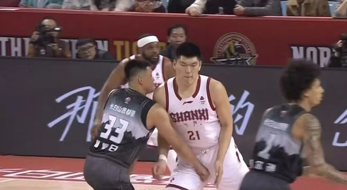 曾繁日无球卡位挥拳击打对手裆部遭CBA重罚